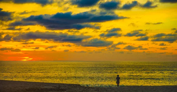 Silhouetten Van Vrouw Zoek Zee Bij Zonsondergang Achtergrond — Stockfoto