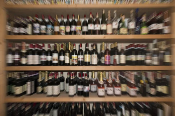 Röda och vita viner flaskor — Stockfoto