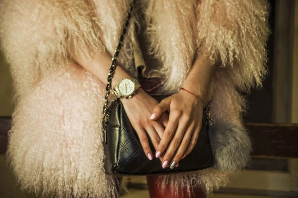 Bolso de mano en manos de una mujer elegante . —  Fotos de Stock