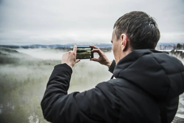 Fechar Mãos Homem Segurando Telefone Celular Com Tela Espaço Cópia — Fotografia de Stock