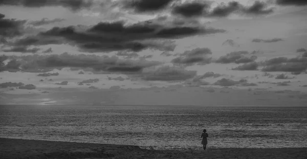 Siluetas Mujer Mirando Mar Fondo Del Atardecer —  Fotos de Stock