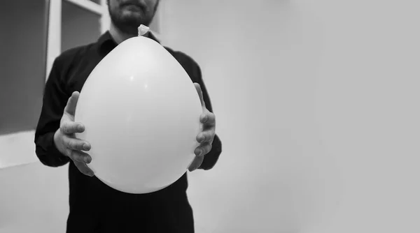 Hombre sosteniendo un globo blanco — Foto de Stock