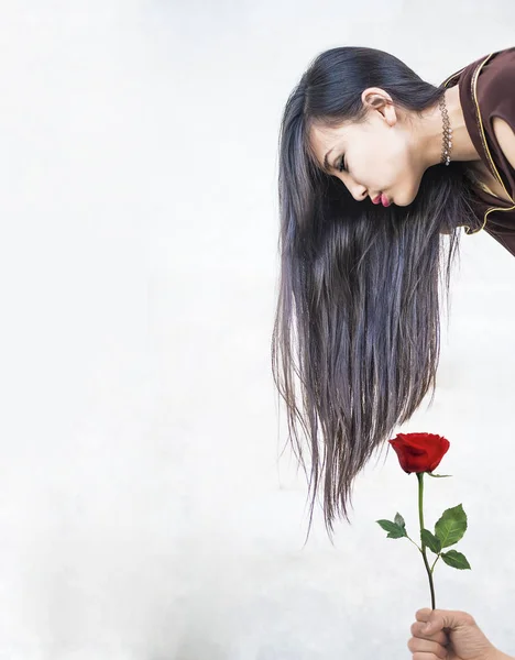 Mano Dando una rosa roja a la mujer —  Fotos de Stock