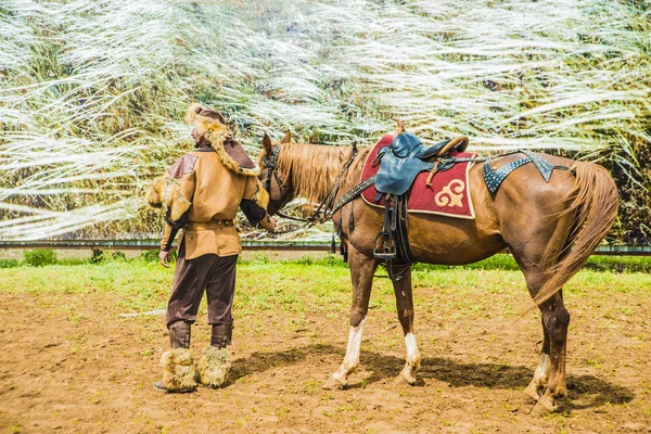 Homem cazaque com seu cavalo . — Fotografia de Stock