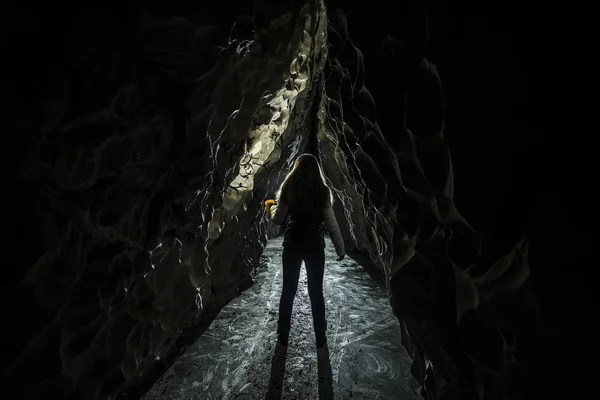 Žena v temné jeskyni — Stock fotografie