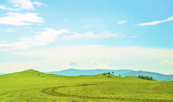 谷の川と緑の山の風景 — ストック写真