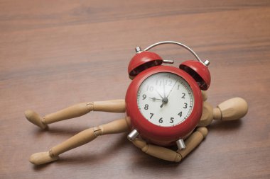 Kırmızı çalar saat altında rakam.