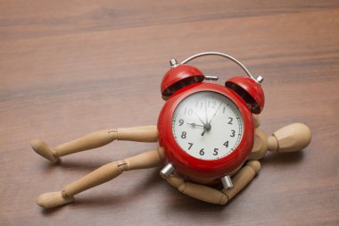 Kırmızı çalar saat altında rakam.