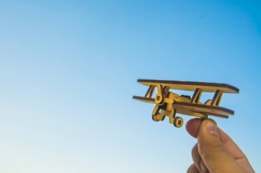 Adamın elinde oyuncak uçak 