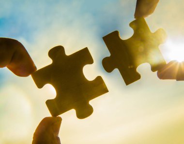  puzzle parçaları bağlanmaya çalışan eller