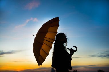 Turuncu şemsiye kadınla