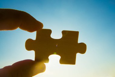  bulmaca parçası ile el