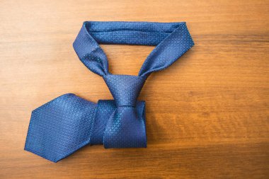  ahşap masa üzerinde özel kravat