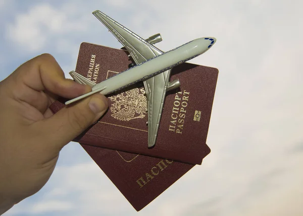 Ταξίδια Σχεδιασμού Έννοια Χέρι Που Κρατά Δύο Διαβατήρια Και Αεροπορική — Φωτογραφία Αρχείου