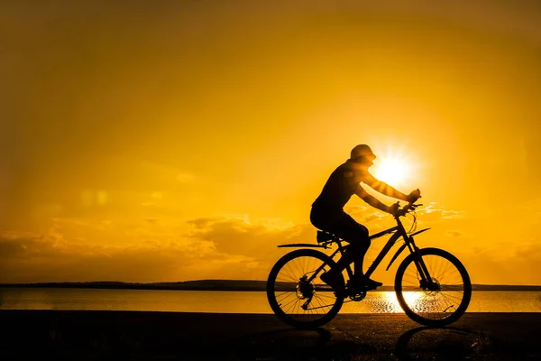 Turista en bicicleta — Foto de Stock