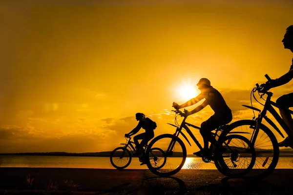 Leerer Raum Sportliche Freunde Auf Fahrrädern Bei Sonnenuntergang Radfahrer Die — Stockfoto