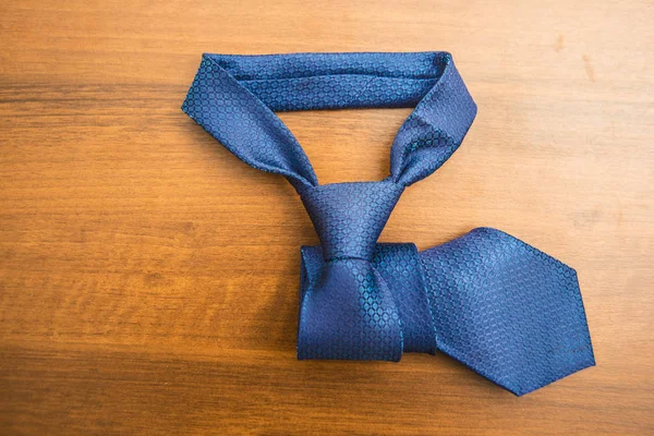 Speciale cravatta su tavolo in legno — Foto Stock
