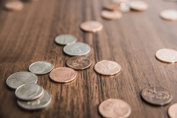 Centavos sobre fondo de mesa de madera vieja — Foto de Stock