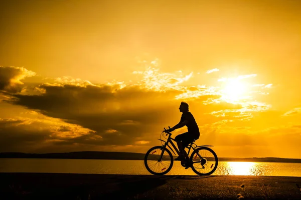 Uomo turistico in bicicletta — Foto Stock