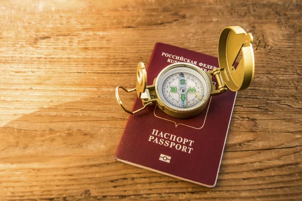 Паспорт з вінтажним компасом — стокове фото