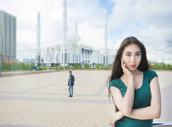 Frau in der Nähe großer Moschee — Stockfoto