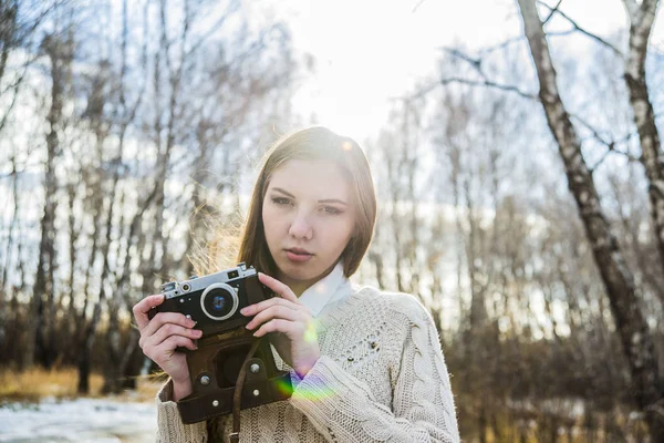 Retrato Una Chica Adulta Bastante Joven Tomando Fotografías Con Una — Foto de Stock