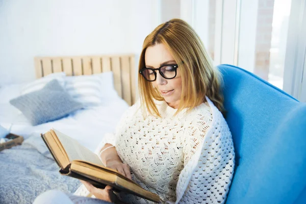 Mujer leyendo libro grande —  Fotos de Stock