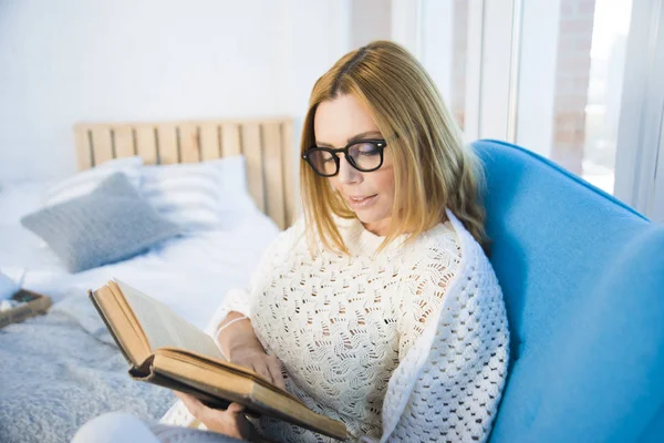 Mujer leyendo libro grande —  Fotos de Stock