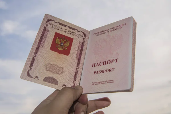 Hand som håller ryskt pass — Stockfoto