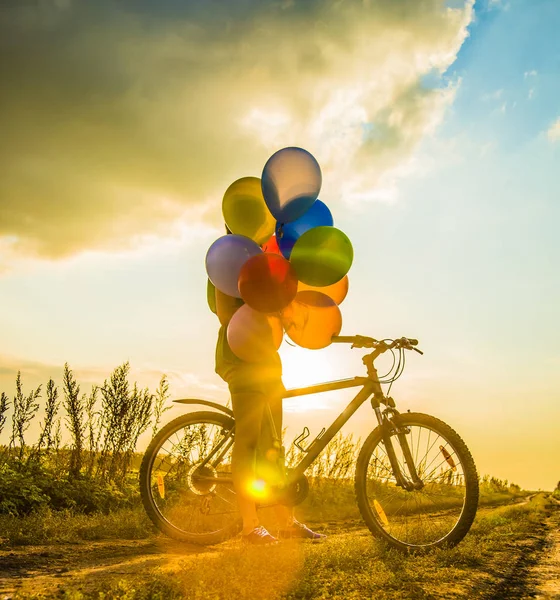 Chica volando globos de aire —  Fotos de Stock