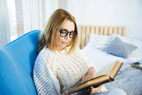 Mujer leyendo libro grande —  Fotos de Stock