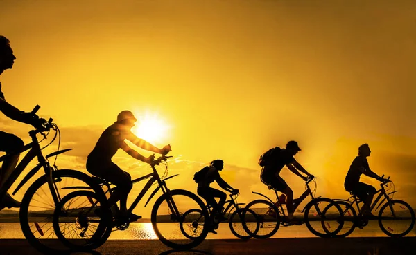 Пустое Пространство Спортивные Друзья Велосипедах Закате Велосипедисты Едут Вдоль Побережья — стоковое фото