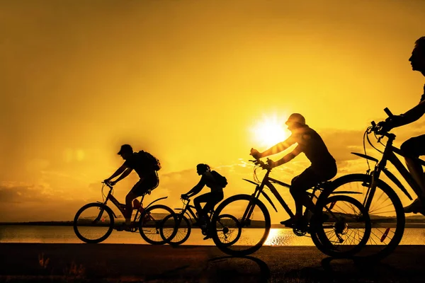Κενό Διάστημα Αθλητικοί Φίλοι Ποδήλατα Ηλιοβασίλεμα Ποδηλάτες Κατά Μήκος Της — Φωτογραφία Αρχείου