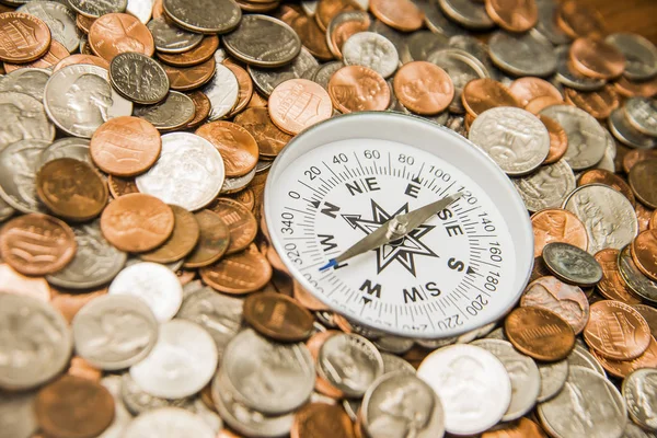 Kompass zum Hintergrund des Geldes. — Stockfoto