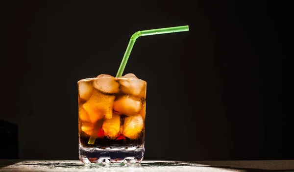 Gelas dengan es batu dan minuman — Stok Foto