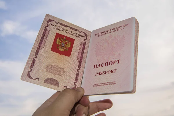 손을 잡고 러시아 여권 — 스톡 사진