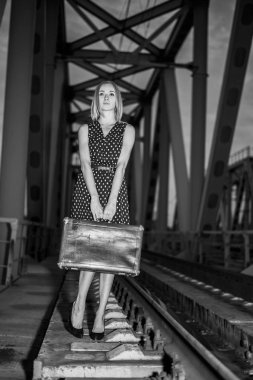 bavul ile tren bekleyen Umman