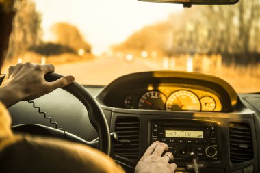 Adamın elinde bir araba 