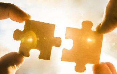  puzzle parçaları bağlanmaya çalışan eller