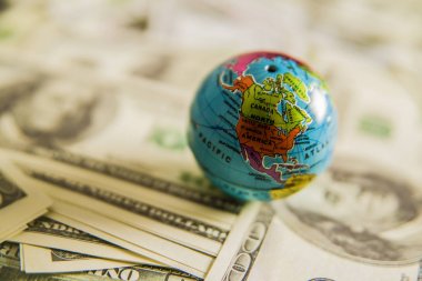 bir dünya ve nakit - yüz dolar faturaları kapatın. boş kopya alanı yazıt için.
