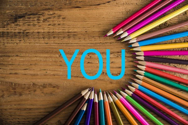 Ön a szó- és színes ceruzák — Stock Fotó