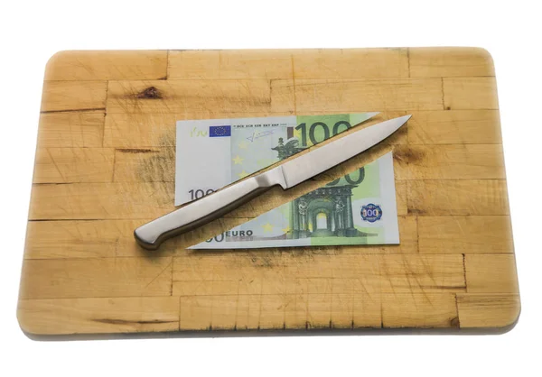 Corte da factura do euro com a faca — Fotografia de Stock