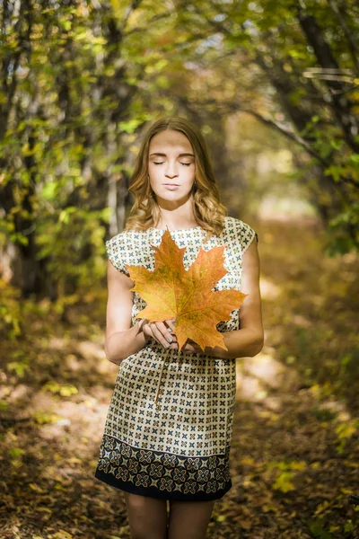 Menina segurando folha — Fotografia de Stock