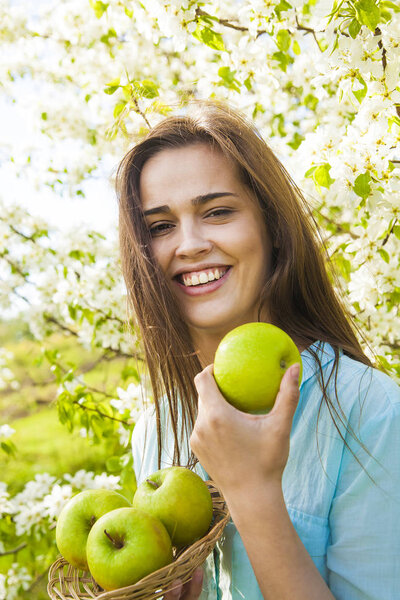 beautiful woman holding apples 