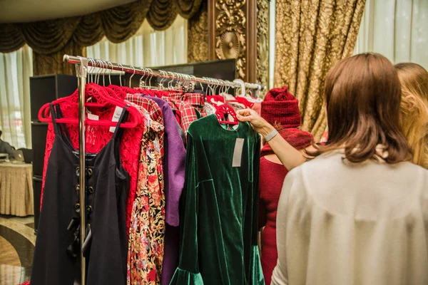 Mulheres fazendo compras no shopping de moda — Fotografia de Stock