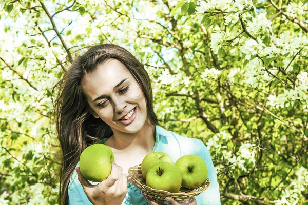 Όμορφη γυναίκα εκμετάλλευση μήλων — Φωτογραφία Αρχείου