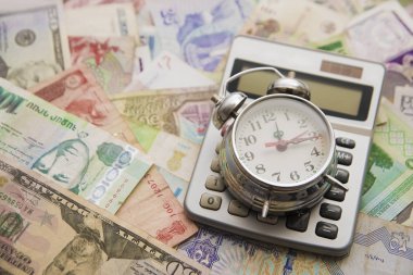 Hesap makinesi ve faturalarında çalar saat 