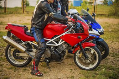 Kırmızı ve mavi spor motobikes adam