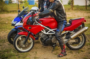 Kırmızı ve mavi spor motobikes adam