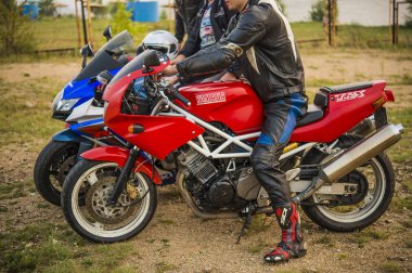 Kırmızı ve mavi spor motobikes adam